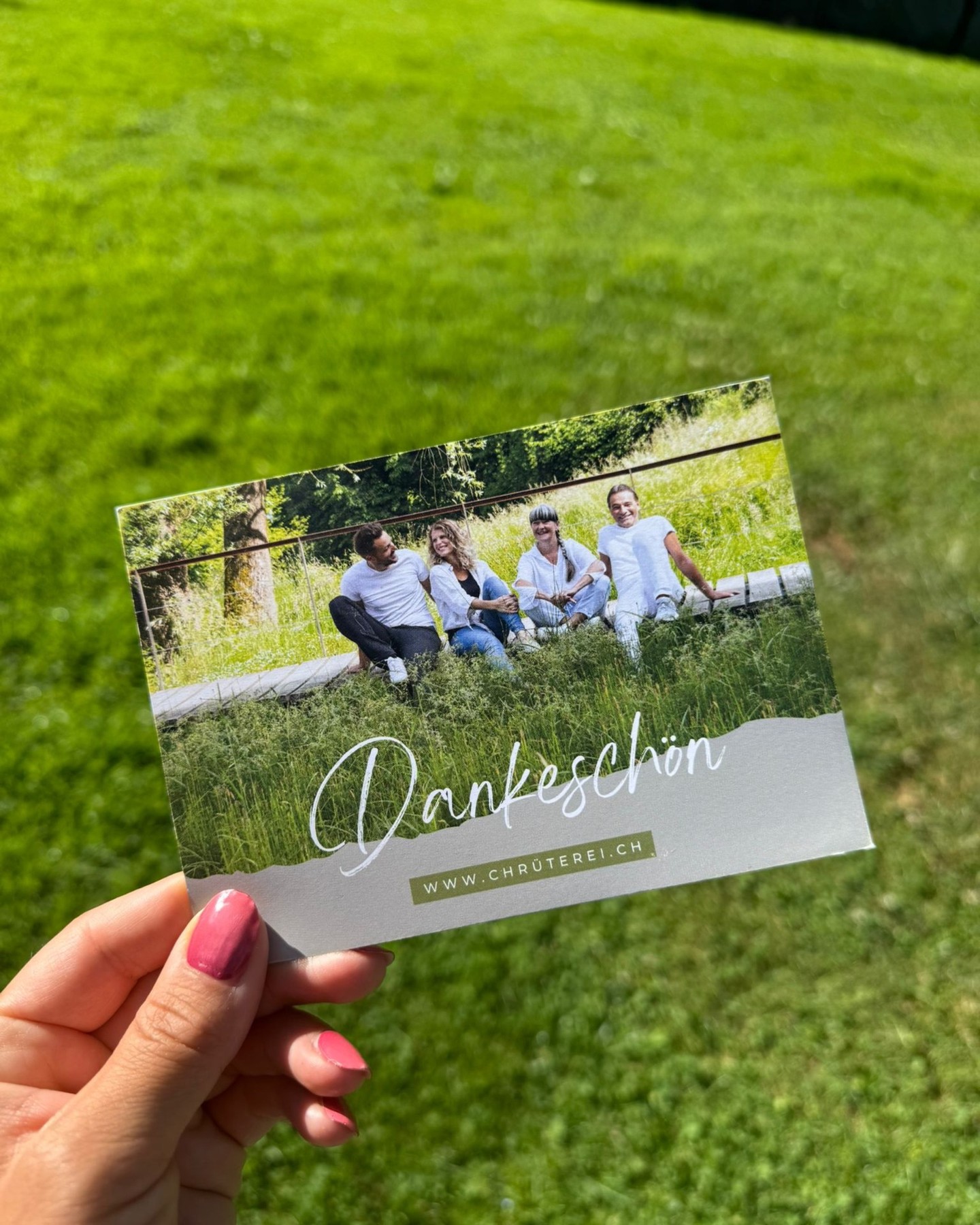 Unsere neuen Dankeskärtchen sind angekommen 💚
Ein grosses DANKE an @anakontoulis_photographer für das unkomplizierte Fotoshooting, du hast unsere "naturwünsche" wunderbar umgesetzt.
Jetzt freuen wir uns, dass die neuen Kärtchen mit jeder Bestellung den Weg zu euch nach Hause finden.
#danke #persönlich #team #chrüterei #wirsagendanke #jedespäckliwirdvonhandverpackt #gutscheincode