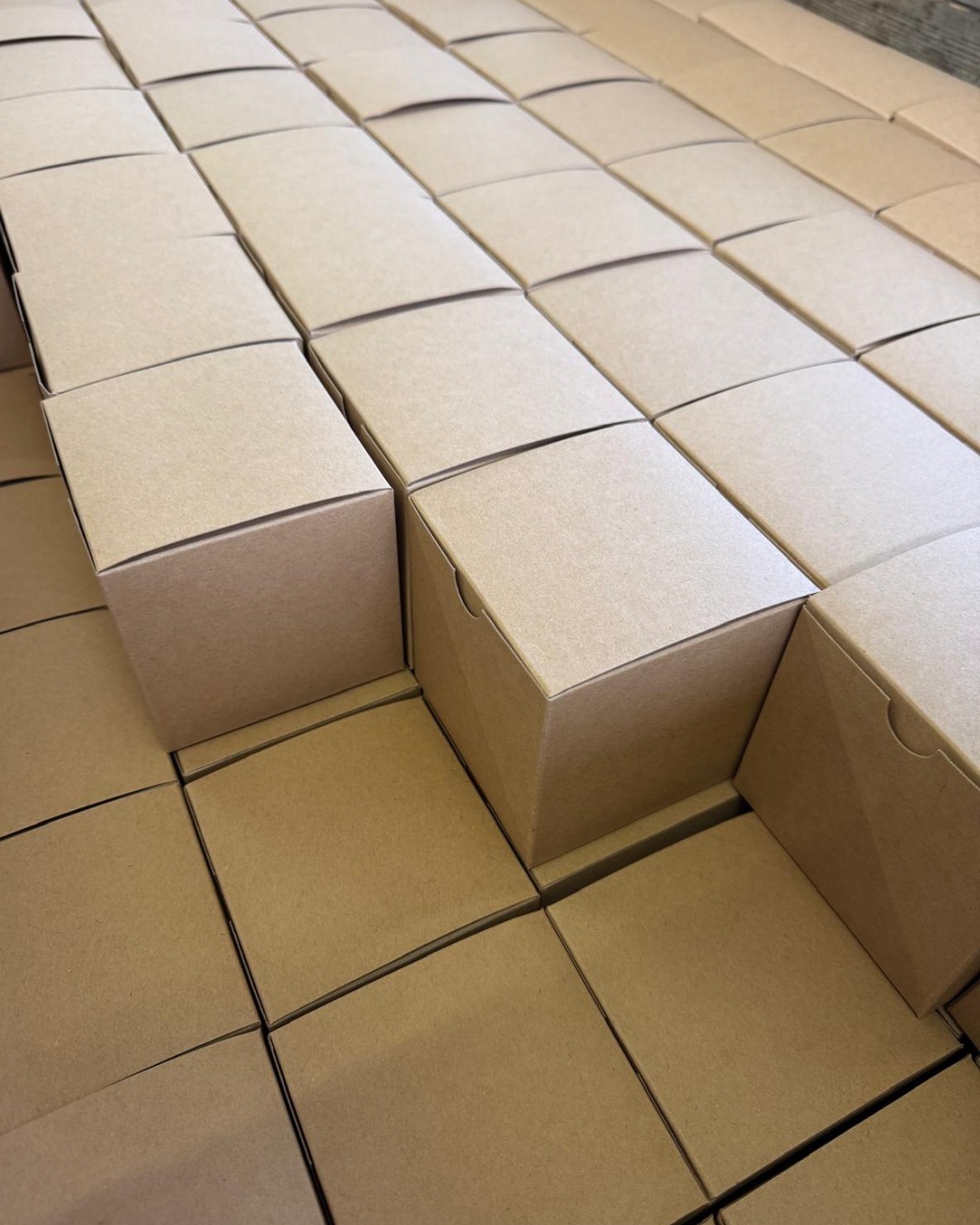 ✨ 450 Kerzen – einzeln verpackt, bereit zum Verschenken.
Manchmal merkt man erst an solchen Momenten, dass das Jahr schon wieder dem Ende entgegengeht – und wir mitten im Vorweihnachtsgeschäft stehen. 🎄🕯️
Wir sind unglaublich dankbar für das Vertrauen unserer Kund:innen, die uns ihre Projekte und Mitarbeiter:innen / Kund:innen Geschenke anvertrauen. Jeder Auftrag, jede Zusammenarbeit bedeutet uns viel – und genau das wollen wir in dieser besonderen Jahreszeit zurückgeben: Wärme, Stimmung und ein kleines bisschen Magie. ✨
Danke, dass ihr unsere Produkte verschenkt 💛
#Dankbarkeit #Vorweihnachtszeit #Ostschweiz #Nachhaltigkeit #nachhaltigeprodukte #Wertschätzung #KerzenLiebe