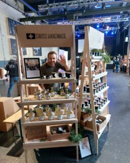 Design & local Brand Market am 23.11.2025

Alles ausser gewöhnlich.
Und wir sind mittendrin.

Der Design Market findet bereits zum 5. Mal statt!
Hier treffen kreative Labels, handgemachte Unikate und coole Ideen zusammen.
Für alle, die Design lieben und das Besondere suchen.

In der Vorweihnachtszeit die beste Idee, um die ersten Geschenke zu suchen und zu finden – versprochen!

Eine kleine, entspannte Auszeit gibt's mit kleinen Snacks, Kaffee und Kuchen im Presswerk-Restaurant.

Wir freuen uns auf euren Besuch.

Markt: 12 bis 17 Uhr in der Eventhalle Presswerk in ARBON
Adresse: PRESSWERK GASTRONOMIE & EVENTHALLE, Hamelstrasse 15, 9320 Arbon 

Restaurant: 12 bis 18 Uhr

Eintritt frei.