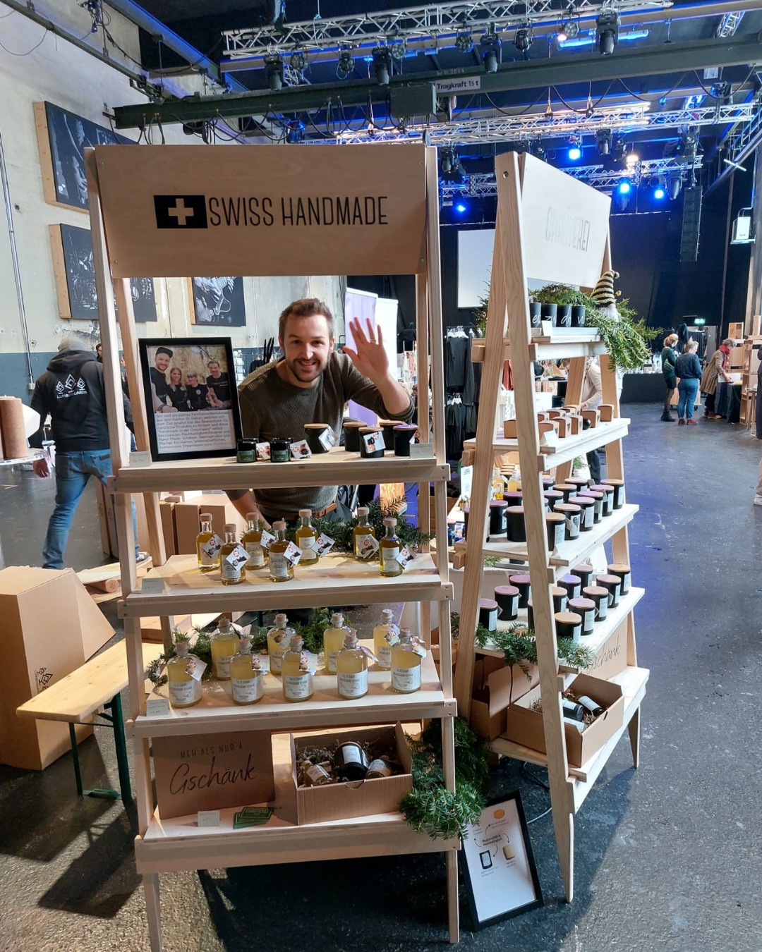 Design & local Brand Market am 23.11.2025

Alles ausser gewöhnlich.
Und wir sind mittendrin.

Der Design Market findet bereits zum 5. Mal statt!
Hier treffen kreative Labels, handgemachte Unikate und coole Ideen zusammen.
Für alle, die Design lieben und das Besondere suchen.

In der Vorweihnachtszeit die beste Idee, um die ersten Geschenke zu suchen und zu finden – versprochen!

Eine kleine, entspannte Auszeit gibt's mit kleinen Snacks, Kaffee und Kuchen im Presswerk-Restaurant.

Wir freuen uns auf euren Besuch.

Markt: 12 bis 17 Uhr in der Eventhalle Presswerk in ARBON
Adresse: PRESSWERK GASTRONOMIE & EVENTHALLE, Hamelstrasse 15, 9320 Arbon 

Restaurant: 12 bis 18 Uhr

Eintritt frei.