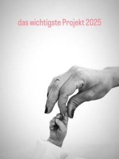 Manchmal braucht es eine kleine Pause für das grösste Wunder.
Ende Oktober durfte ich zum zweiten Mal Mama werden - ein kleiner Bruder, der unser Herz noch grösser macht.
Gestern war grosse „Arbeitsübergabe“. Back to work.
Mit Baby im Herzen, (viel) Kaffee in der Hand und vielen frischen Ideen im Gepäck.
Danke für eure Geduld und eure Treue.
Vor allem danke ich meinem grossartigen Familienteam: was ihr in der Zeit gerockt habt ist der Wahnsinn!
Ich freue mich riesig, wieder für euch da zu sein.
#backtowork #mamamitbusiness #chrüterei #freude #tatendrang