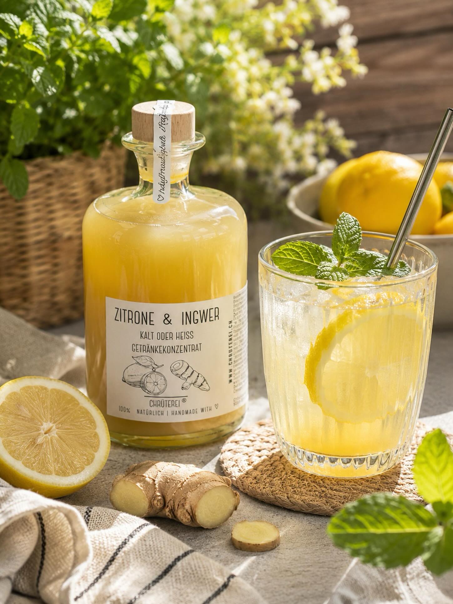 🍋 Sommer im Glas 🍋

Wenn die Temperaturen steigen, darf etwas Erfrischendes nicht fehlen: Unser Zitronen-Ingwer-Konzentrat vereint sonnengereifte Zitronen mit der angenehmen Schärfe von Ingwer – natürlich, handgemacht und unglaublich vielseitig.

🍋 Mit kaltem Wasser als erfrischender Sommerdrink
🍋 Mit Sprudel und frischer Minze als Mocktail
🍋 Mit Gin, Prosecco oder Vodka als sommerlicher Cocktail
🍋 Auch heiss ein Genuss für kühlere Tage

Ein Schluck davon – und der Sommer fühlt sich gleich noch ein bisschen sonniger an. ☀️

#chrüterei #zitroneningwer #sommerdrink #mocktail #cocktailtime handgemacht natürlichgeniessen sommergenuss erfrischung schweizermanufaktur ingwerliebe zitronenliebe