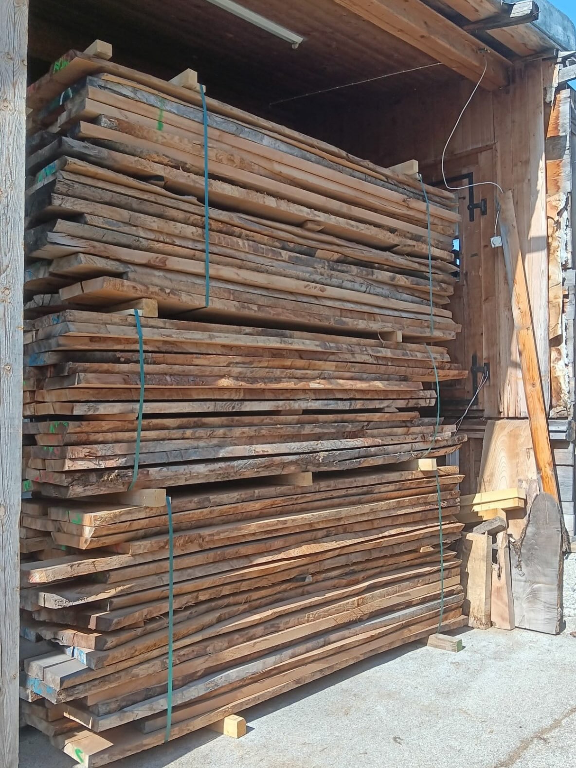 Hier liegt vielleicht schon der Deckel deiner nächsten Kerze.
Aus diesem Schweizer Holz fertigt unser Holzspezialist-des-Vertrauens die Deckel für unsere Chrüterei-Kerzen. Mit handwerklichem Können und der Sorgfalt, die auch in den kleinen Details zählt.
Warum wir uns für diesen Weg entscheiden?
Weil uns wichtig ist, woher unsere Materialien kommen und wer sie verarbeitet.
Schweizer Holz und die Zusammenarbeit direkt im Dorf bedeuten kurze Lieferketten, persönlichen Austausch und Qualität, die wir gemeinsam im Blick behalten.
So steckt in jedem Holzdeckel ein Stück Natur und Handwerk aus unserer Nähe. Und durch die individuelle Maserung sieht jeder ein bisschen anders aus.
Wir finden: Auch ein kleines Detail verdient diese Aufmerksamkeit!
#Chrüterei #SchweizerHandwerk #SchweizerHolz #RegionalProduziert #LiebeZumDetail