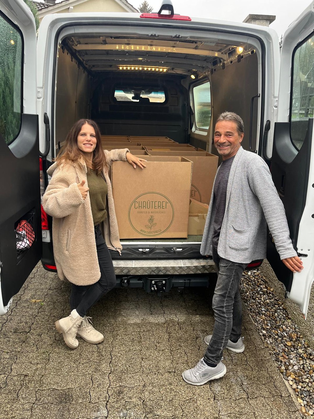 Draussen wird’s kälter – und bei uns wird’s schon weihnachtlich. 🍂🎁
Mit vollgepacktem Lieferwagen und einem Lächeln im Gesicht machen wir uns auf den Weg: Für ein grösseres Unternehmen dürfen wir dieses Jahr Weihnachtsgeschenke für Kundinnen, Kunden und Mitarbeitende ausliefern. Solche Momente machen uns stolz – hinter jeder Box stecken viele Handgriffe, persönliche Wünsche und ganz viel Herzblut. 💚
Ein eigener Spruch, eine individuell gestaltete Geschenkbox, personalisierte Schleifen und verschiedene Grössen: Wir stimmen eure Geschenke auf euch und die Menschen ab, denen ihr Danke sagen möchtet.
Denn ein persönliches Geschenk sagt mehr als «Frohe Weihnachten». Es sagt: Schön, dass du Teil unseres Jahres bist. ✨
Ihr möchtet eure Kundschaft oder euer Team ebenfalls überraschen? Schreibt uns – wir freuen uns darauf, mit euch das passende Geschenk zusammenzustellen.
#Chrüterei #Weihnachtsgeschenke #Firmengeschenke #Mitarbeitergeschenke #Kundengeschenke